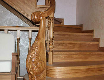 От чего зависят цены на деревянные и комбинированные лестницы