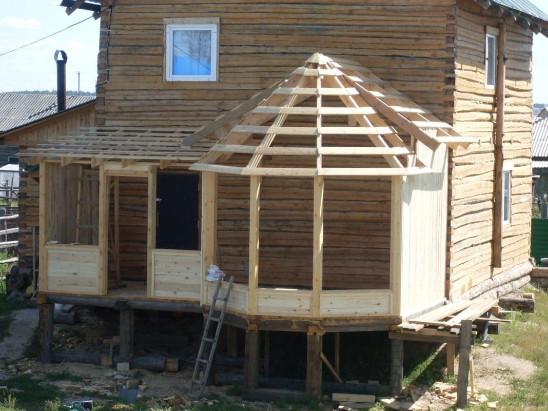 Proširenje verande do kuće pod zajedničkim krovom: kako to učiniti ispravno