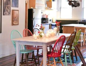 Яркие акценты в интерьере кухни: как сочетать цветные стулья