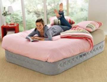 В чем разница между надувным матрасом и надувной кроватью?