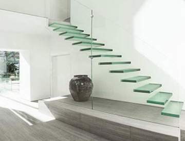 Стеклянная лестница – изящное дизайнерское решение