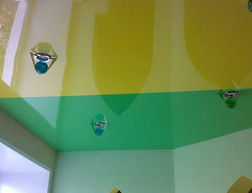 Двухцветные натяжные потолки